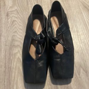 Black Vicenza Bow Flats
